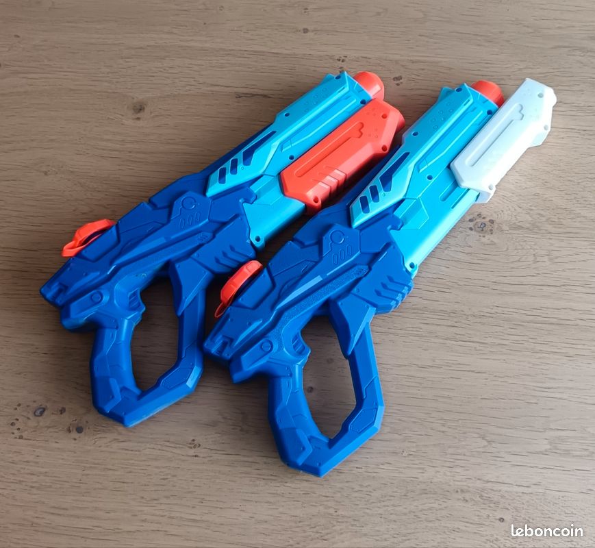 Deux pistolets à eau (image 1)