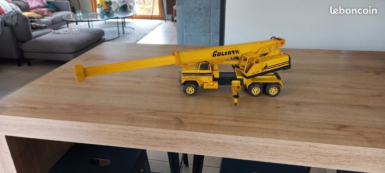 JOUSTRA Jouet ancien CAMION-GRUE modèle GOLIATH en tôle Années 1970