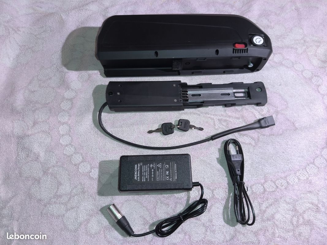 Batterie pour vélo électrique neuve au lithium ion 48 v 17,5 ah 840 wh, avec son chargeur et sa platine de fixation (image 2)