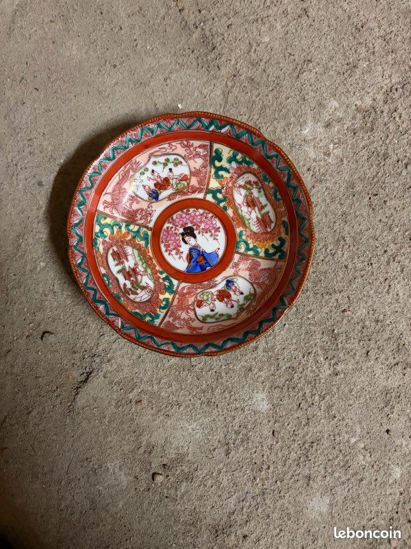 Petite assiette japonaise en porcelaine (image 1)