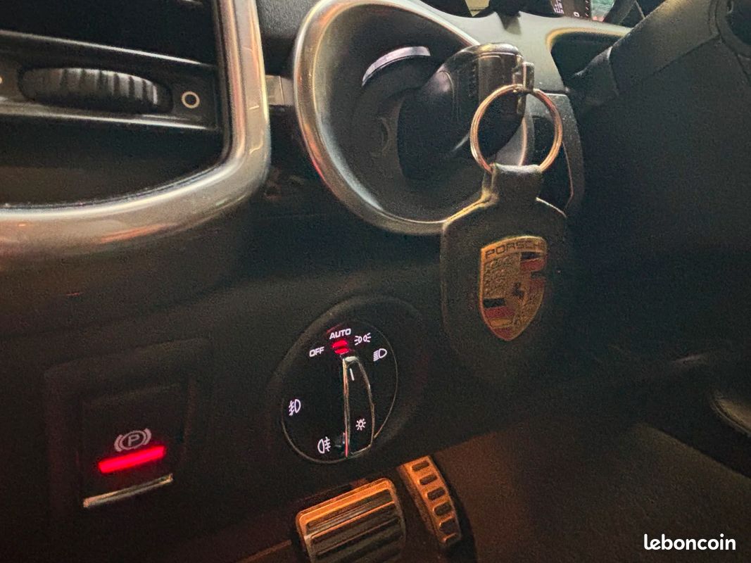 PORSCHE CAYENNE 3.0 V6 416 ch S Platinium Edition E-Hybrid Tiptronic / 1ere Main / PDLS+ / Toit Ouvrant / Camera (image 39)