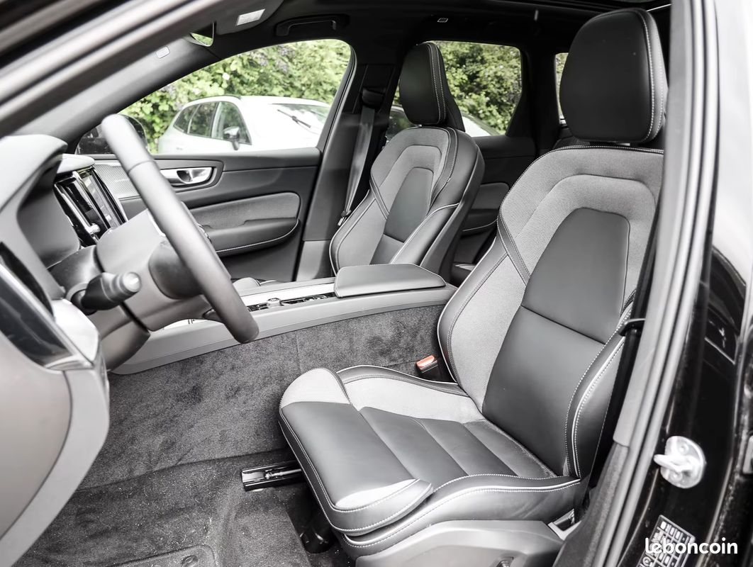 VOLVO XC60 T8 RECHARGE PLUS DARK AWD • 455 ch • HARMAN KARDON • CAMÉRA 360 • TOIT PANO • (image 9)
