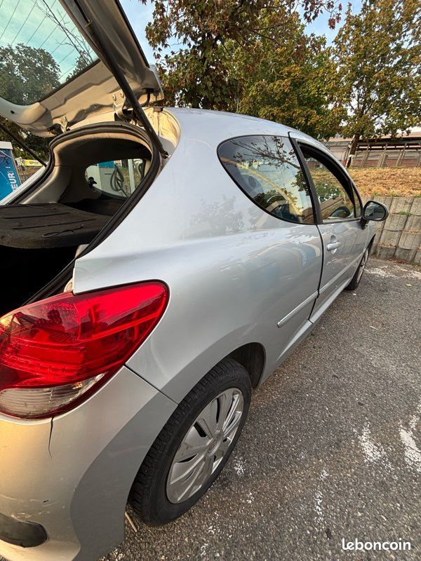 Peugeot 207 (image 1)