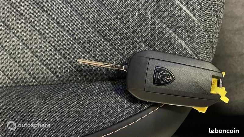 Peugeot 2008 1.2 Hybrid 110ch Allure e-DCS6 (image 16)