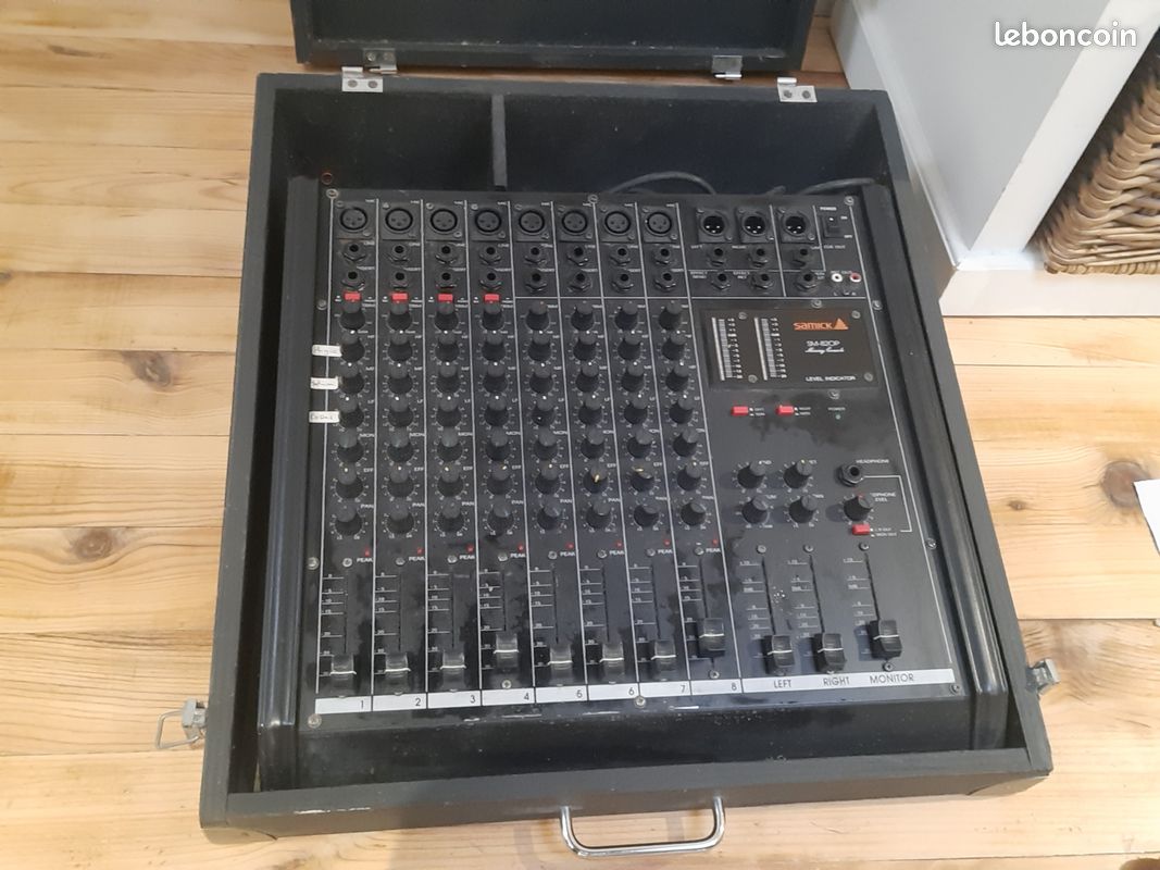 Table de mixage Samsick SM820P (8 canaux avec équiibrages séparés) (image 2)