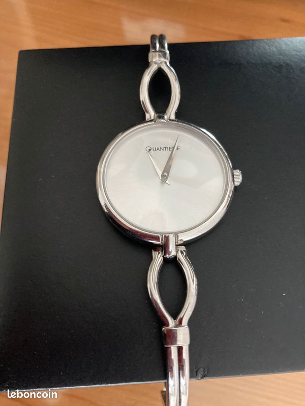 Montres à Quartz pour Femmes, Bracelet en Alliage Rond Analogique pour Femme, Montre-bracelet Ouverte, comme la Saint-Valentin, de Fête des Mères(Disque noir numérique