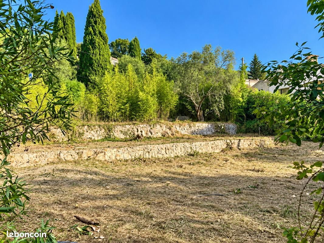 Terrain 850 m² · à Spéracèdes · 280 000 €