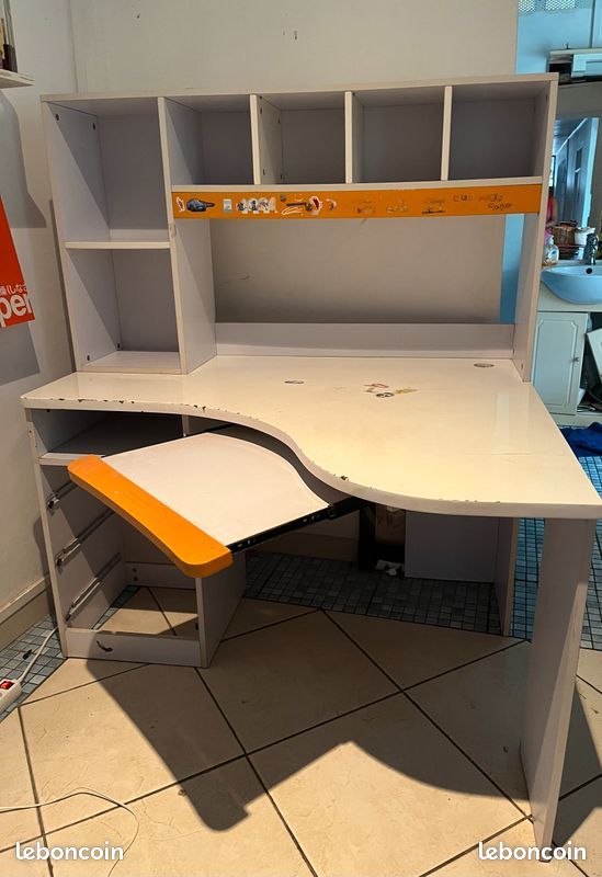Bureau avec support coulissant pour clavier (image 1)