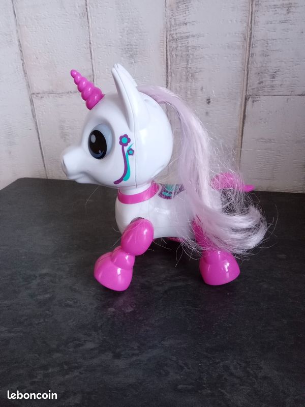 Petite licorne articulée et interactive (image 1)