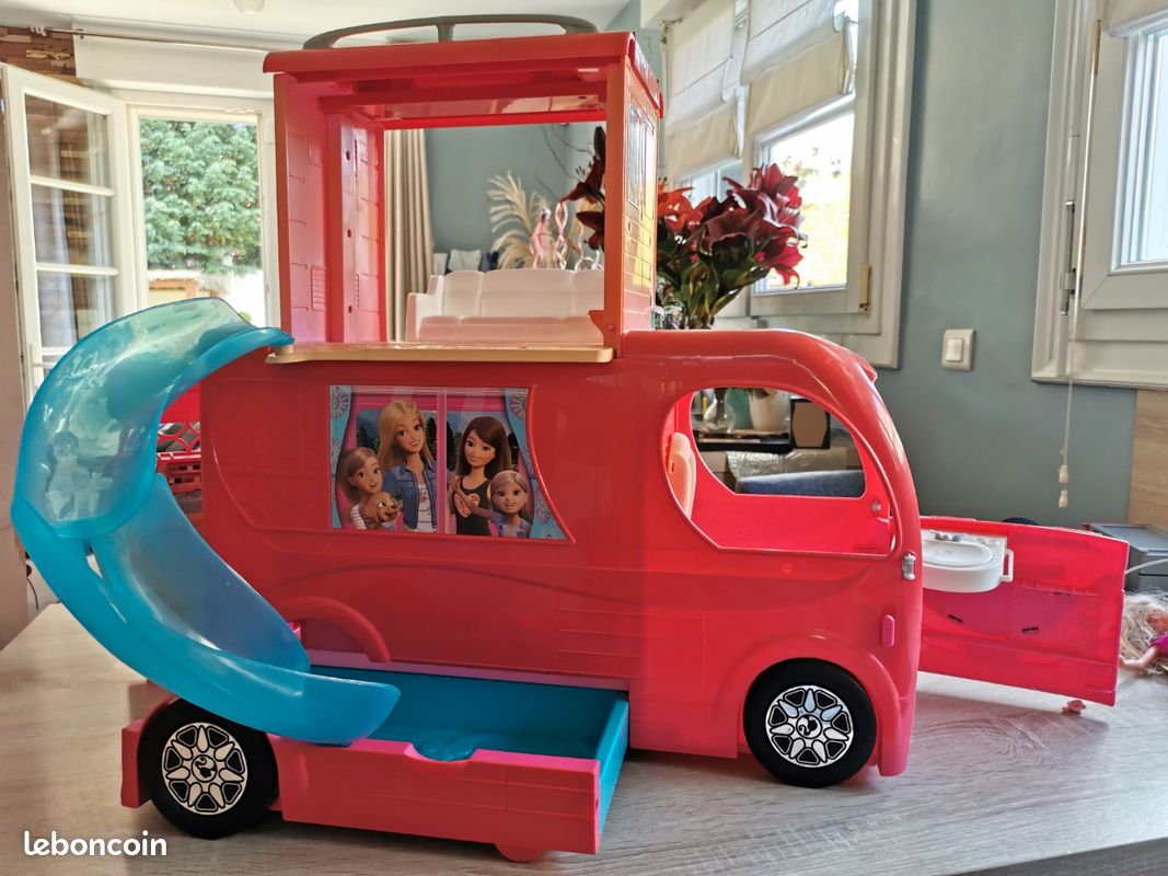 Énorme lot de barbie et figurines (image 1)