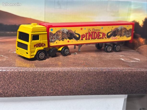 Camion Volvo Avec Remorque Du Cirque Pinder - Jouet Majorette 1/60 - Occasion - Couleur Jaune/rouge