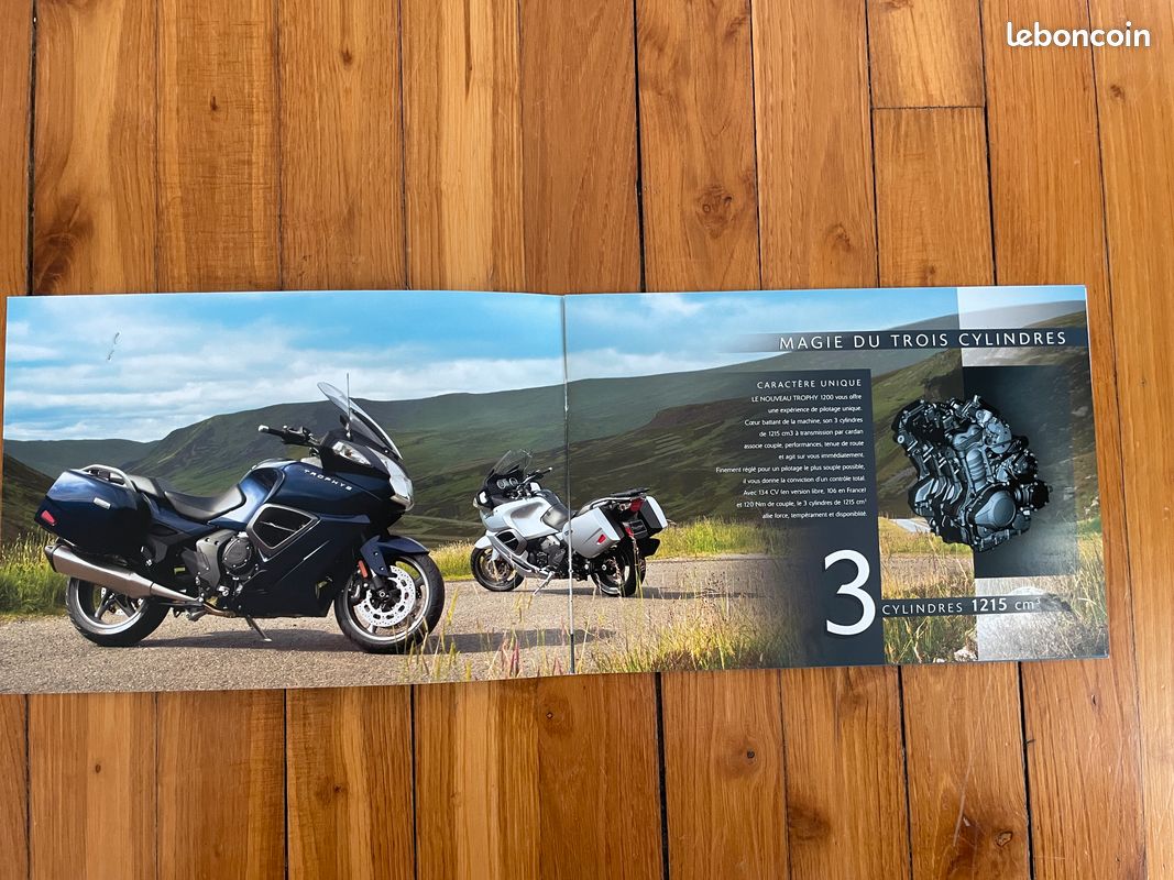 Triumph 1200 Trophy 2012 2 catalogues brochures avec les tarifs état neuf (image 3)