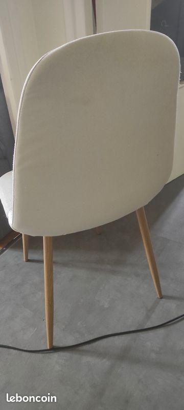 Chaise scandinave
Très taché (image 5)