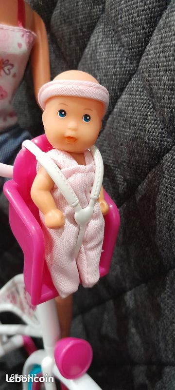 Fausse barbie sur son vélo avec bébé et chiot (image 3)