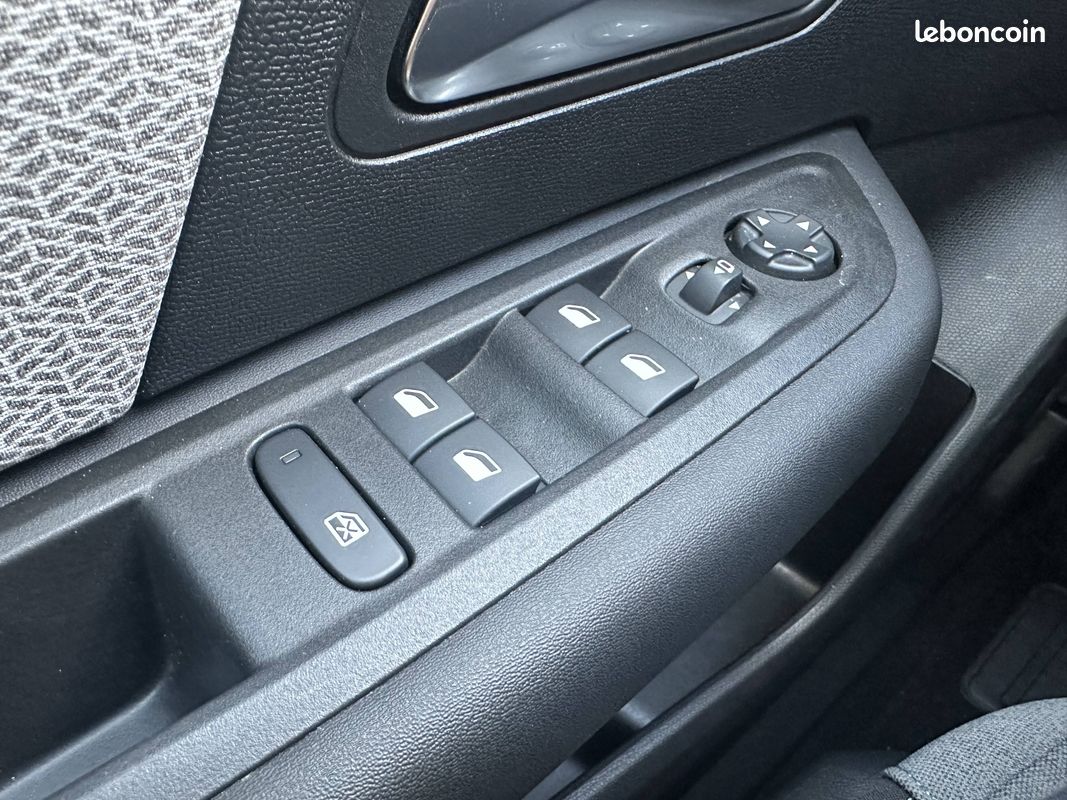 CITROEN C4 BlueHDi 130 EAT8 Max (image 16)