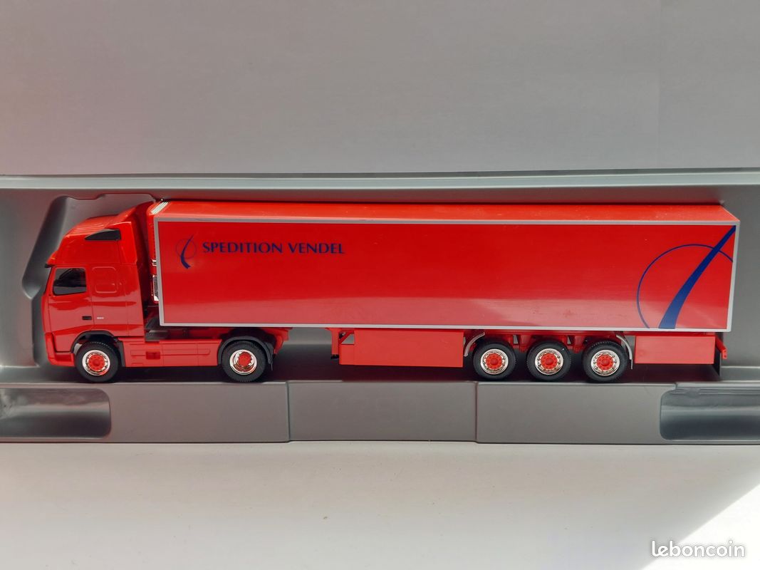 Volvo FH GL '20 6x4 + Semi-remorque Surbaissée Goldhofer Porte Engin 4 Essieux Wiemann