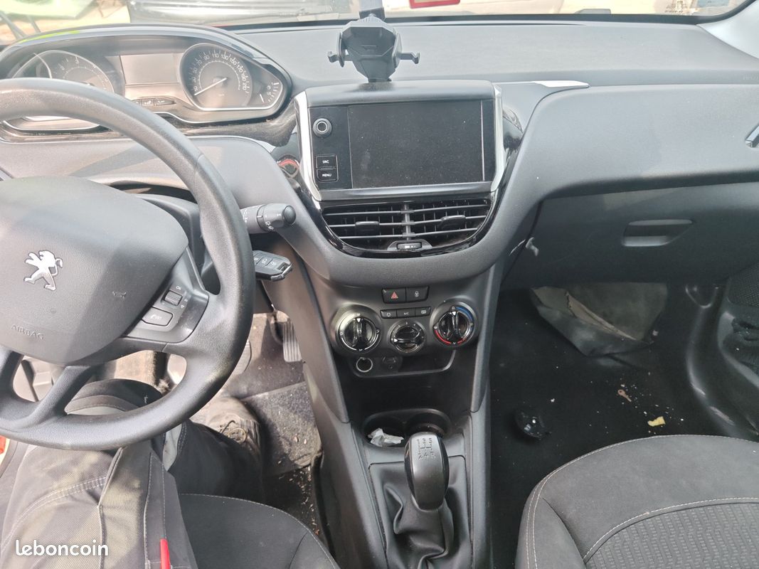 Peugeot 208 1.6 hdi accidentée (image 7)