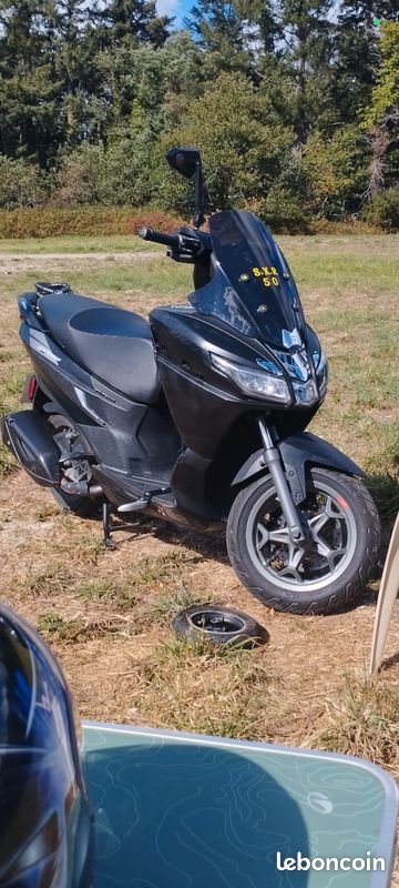 Échange ou vend mon scooter Aprilia 50sxr année 2024 ils est nickel (image 1)