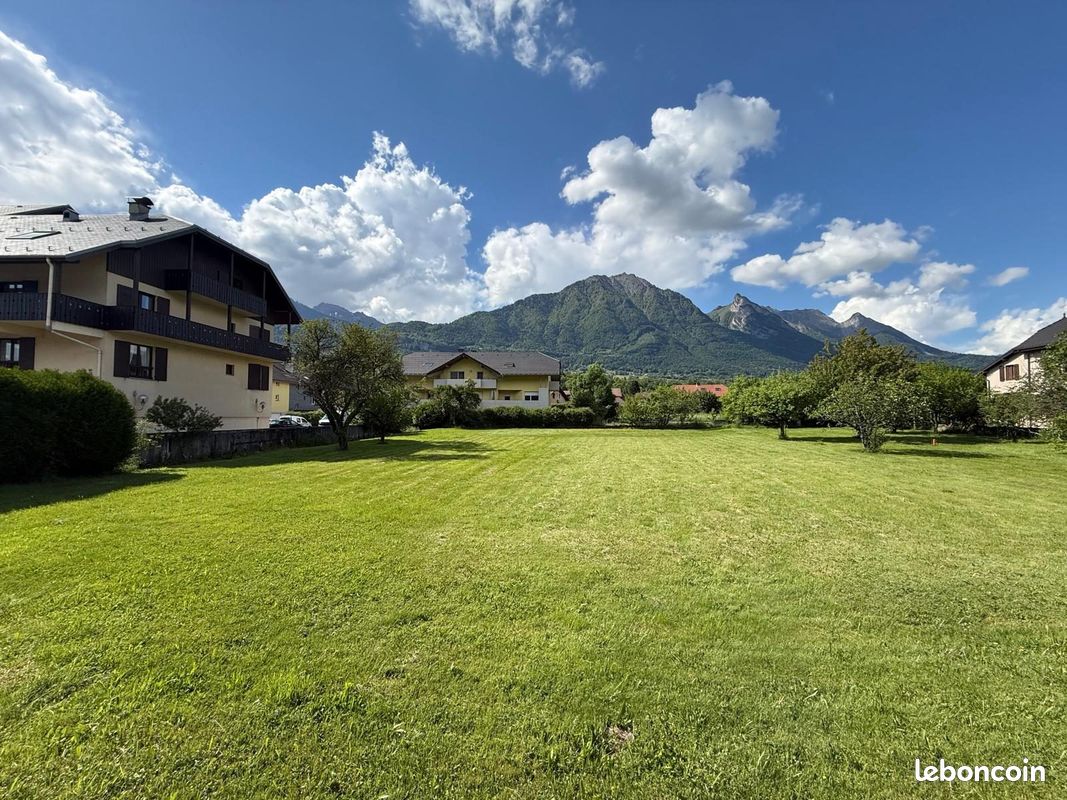 Terrain 2435 m² · à Gilly-sur-Isère · 2 435 m² · 781 250 €