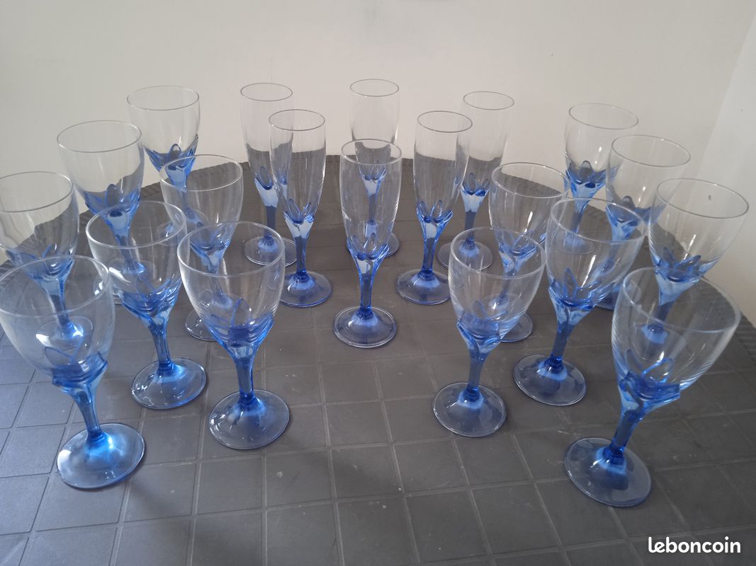 Verres à pied bleus (image 2)