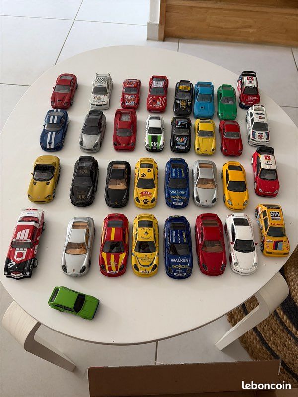 Lot 33 voitures miniatures 1/43 (image 1)