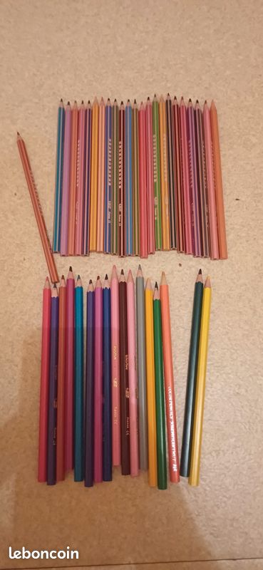 Lire l'annonce Urgent vide maison lots Livres pour apprendre à dessiner avec matériel en main propre (image 6)