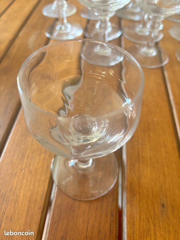 Verres anciens fluorescents sous lampe UV (image 5)