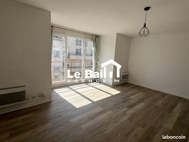 https://img.leboncoin.fr/api/v1/lbcpb1/images/68/f6/cd/68f6cd5a3c847a152fa22e0205c76b9541685008.jpg?rule=ad-image