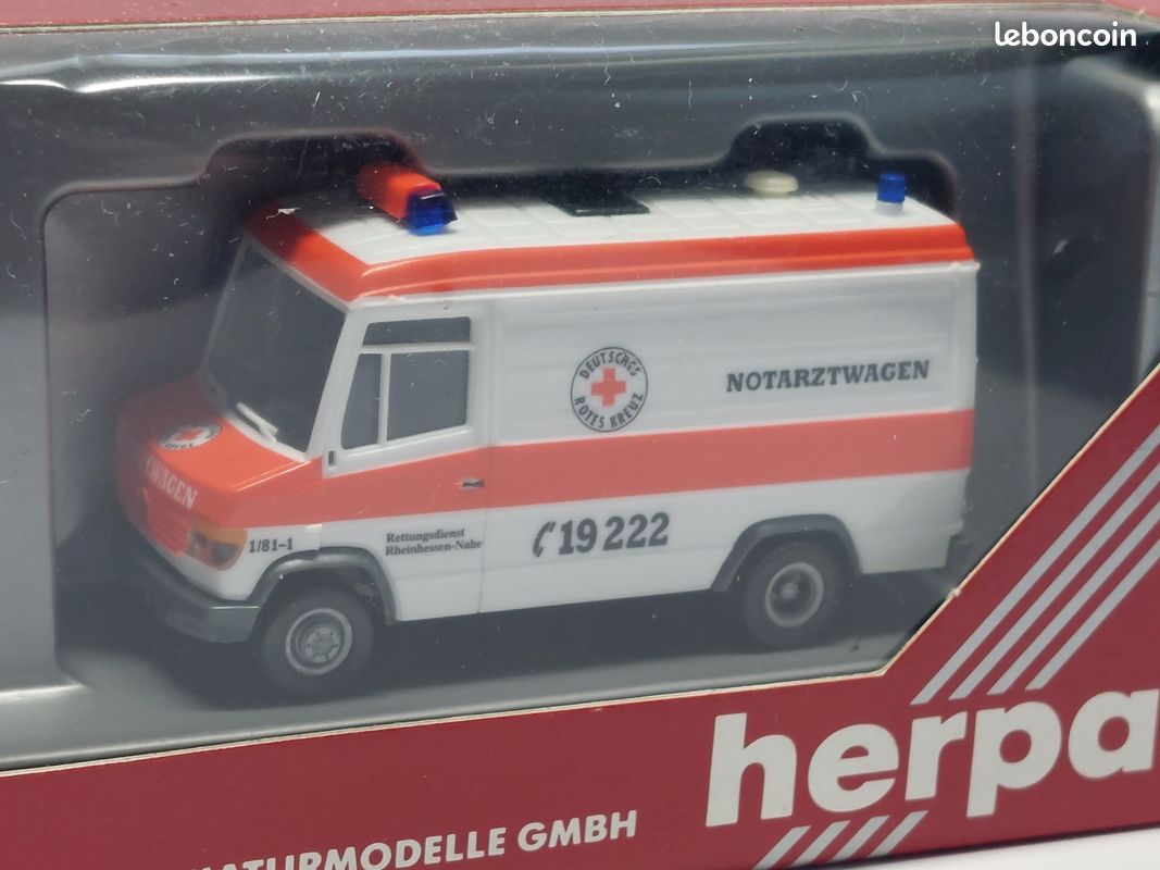Preiser 37003 - Mercedes LA911 B/42 Ambulance Croix-Rouge Allemande - HO 1/87