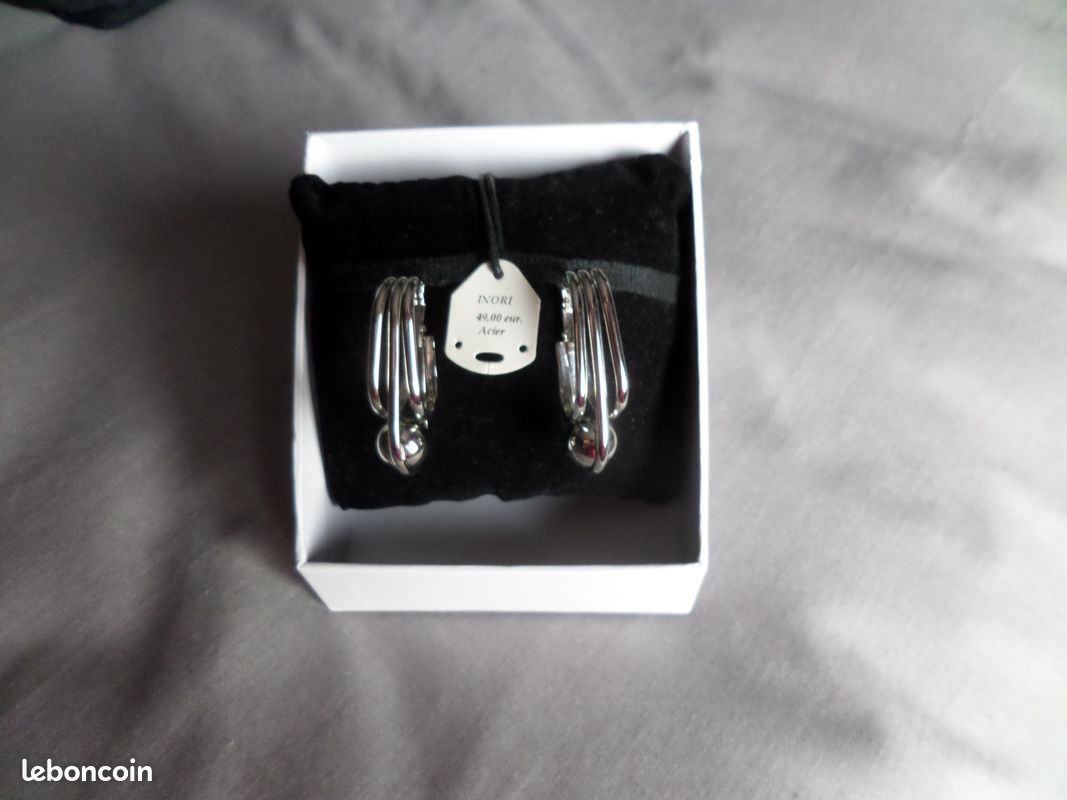 Boucle d'oreilles neuves en acier (image 1)