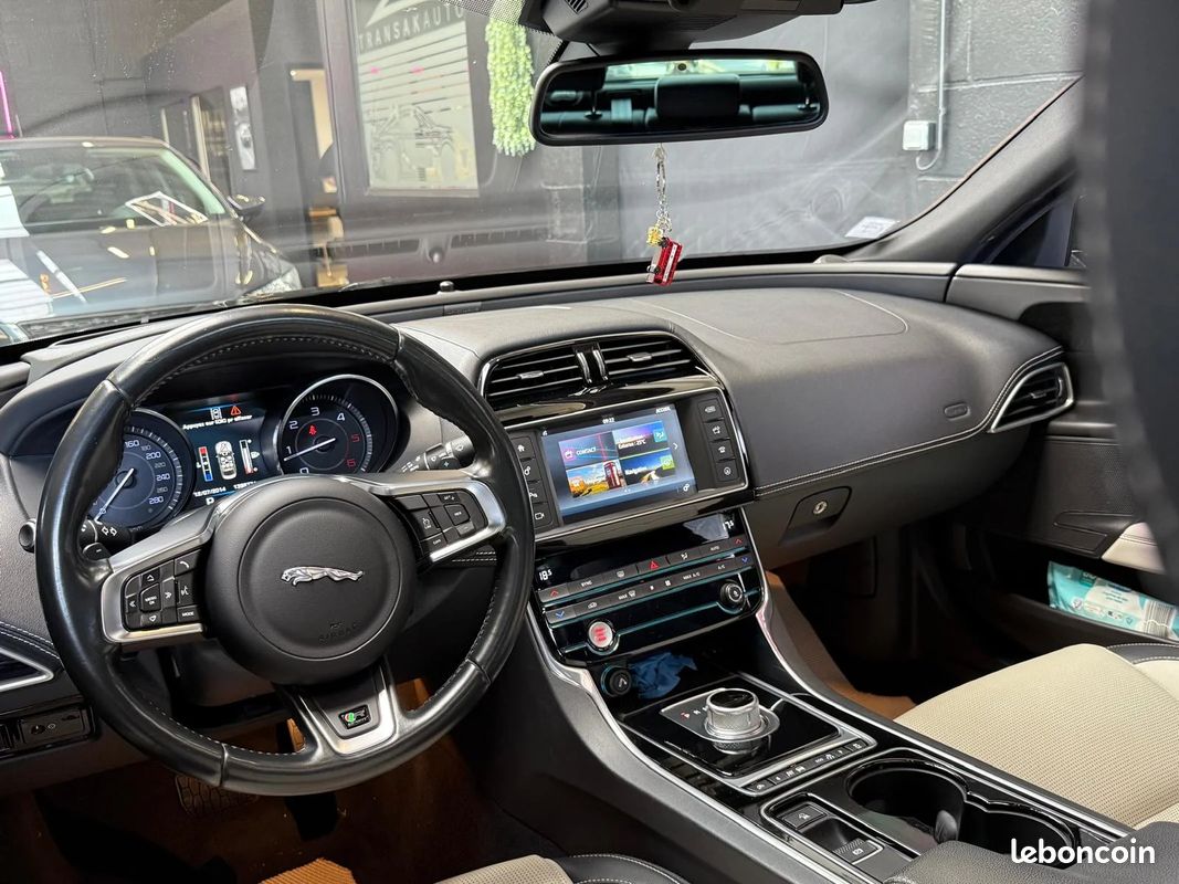 Jaguar xe r-sport 2.0 180 bva (image 22)