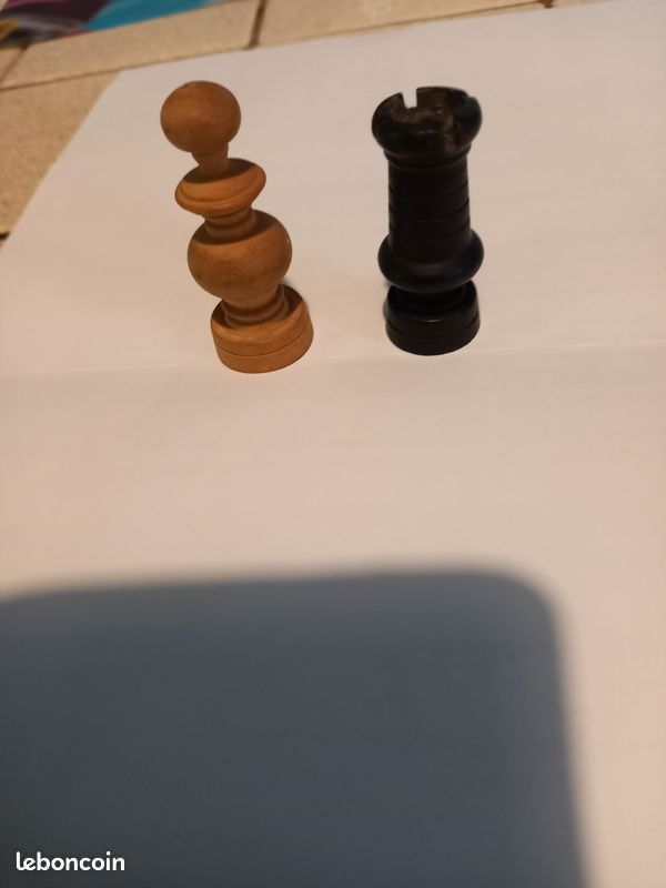 Pièces d'échecs en bois. La tour et un pion (image 1)