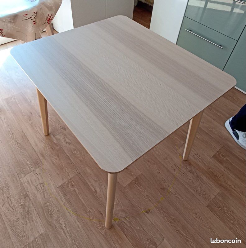 Table rectangulaire en parfait état (image 1)