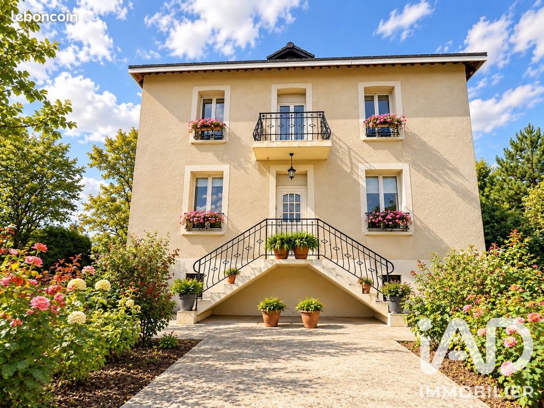 Maison 7 pièces 154 m² · à Saint-Juvin · 154 m² · 180 000 €