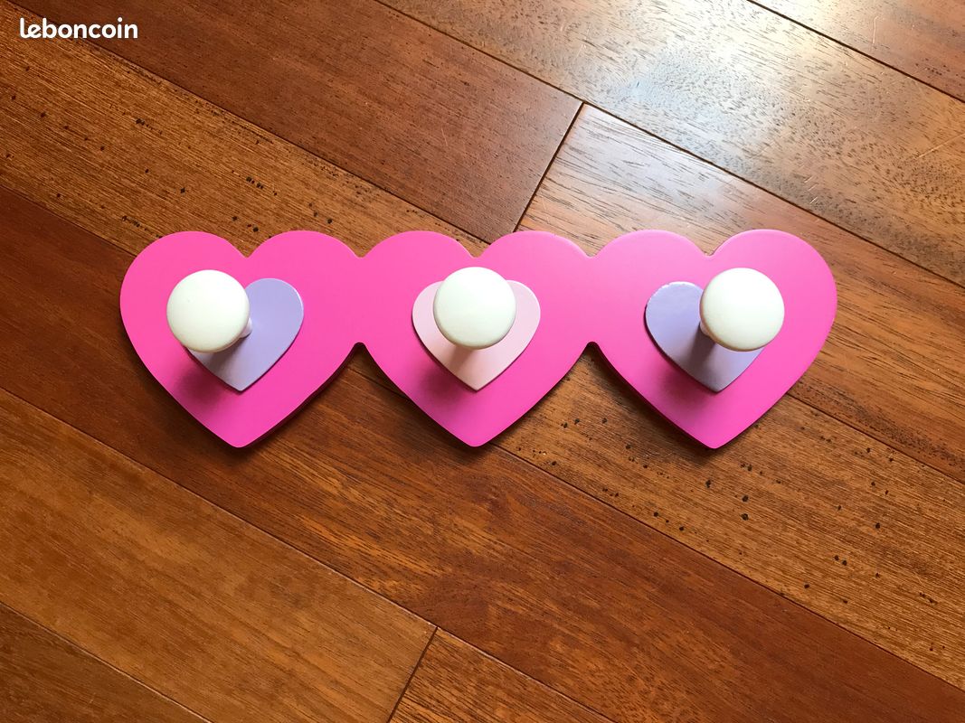 Déco cœur : patère et coussins, pouf (image 1)