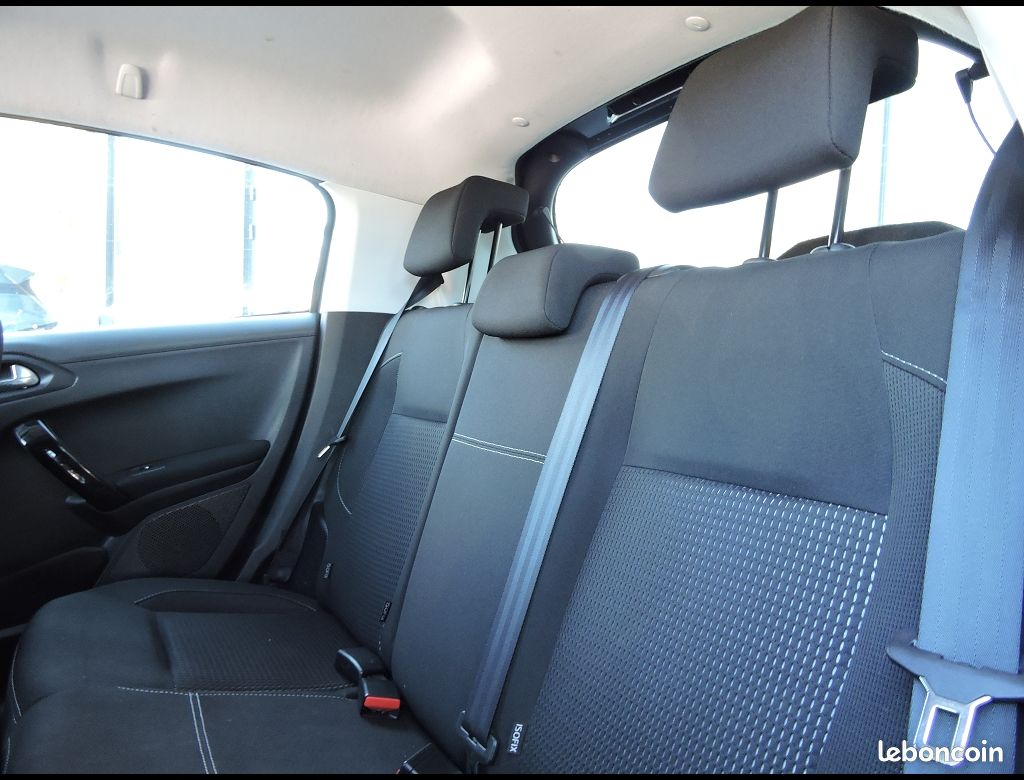 Peugeot 208 ALLURE PURETECH 82CH BVM5 (image 7)