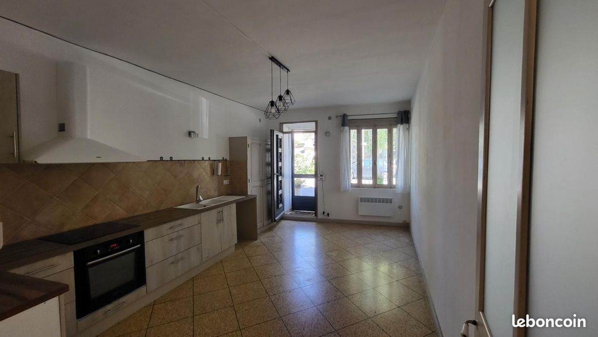 Maison 3 pièces 77 m² · à Aureille · 77 m² · 963 €