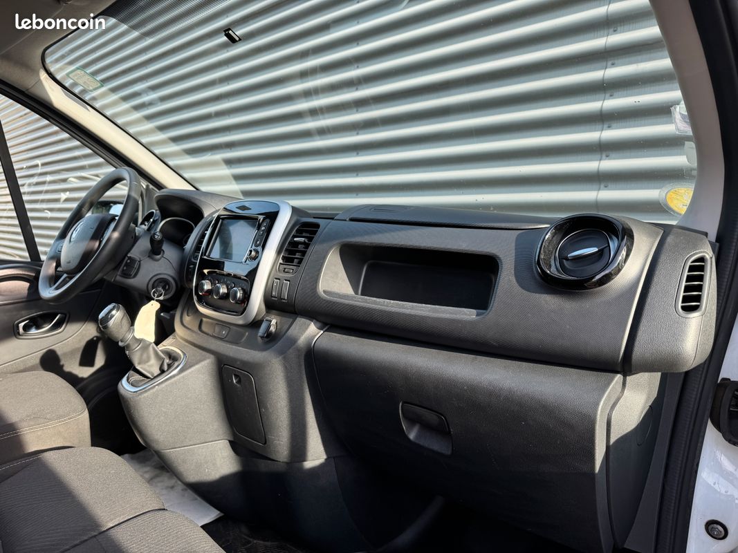 RENAULT TRAFIC III FOURGON GRAND CONFORT L1H1 1200 2.0 DCI 120 (Radar de recul, Climatisation, 1ère main) / HT 13 741 (image 4)