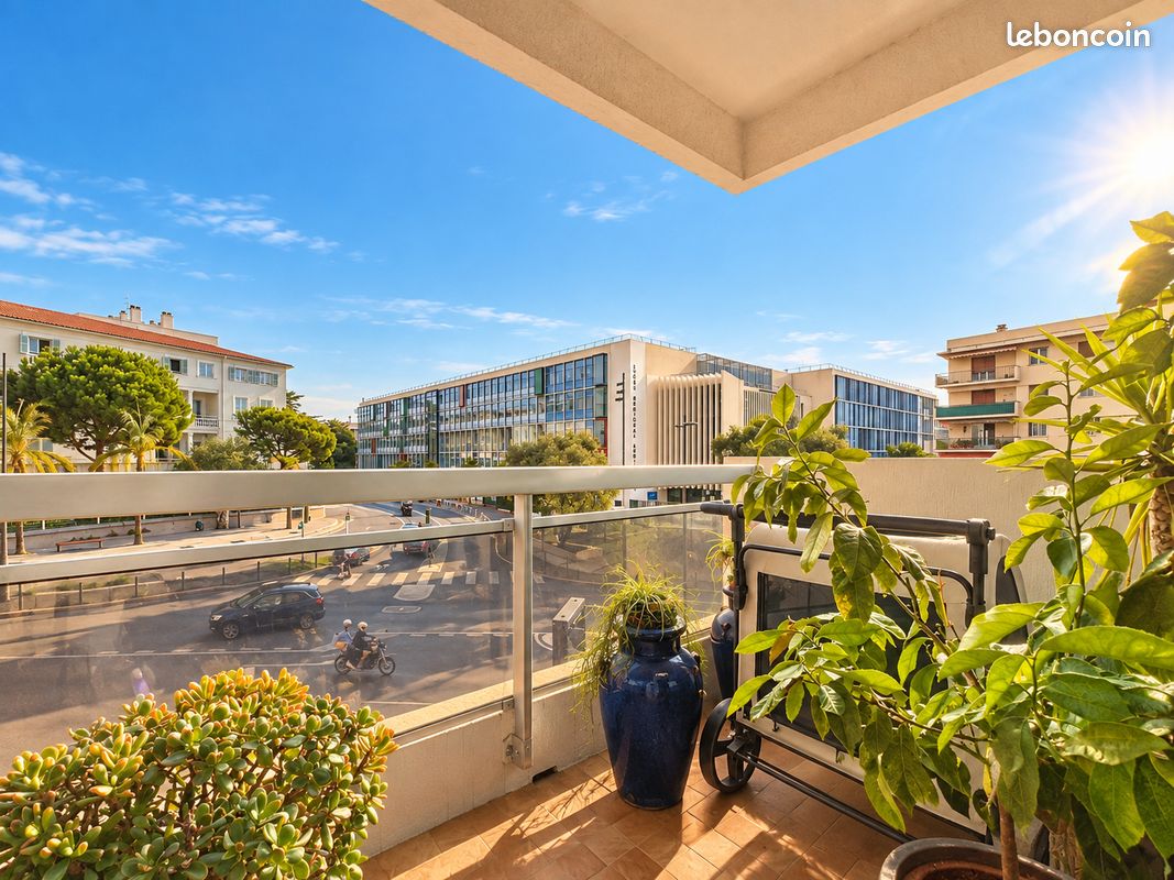 Parking 83 m² · à Antibes · 83 m² · 389 000 €