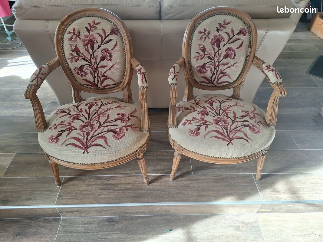 Paire de fauteuils Louis XVI (image 1)
