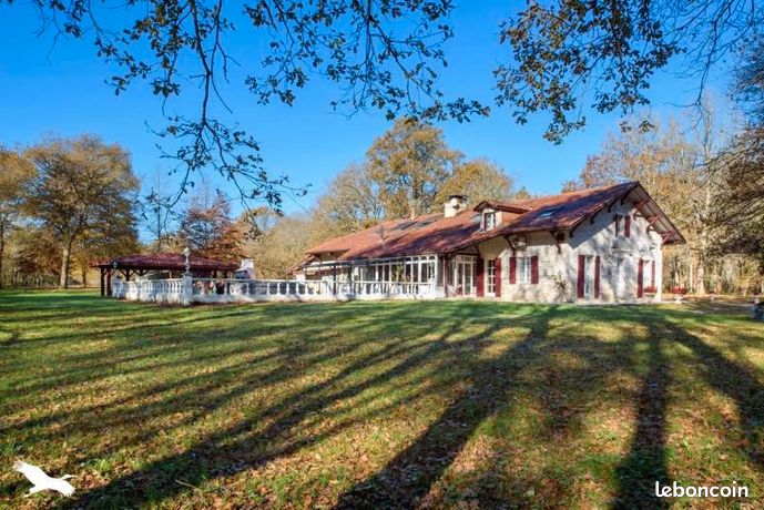 Maison 5 pièces 372 m²