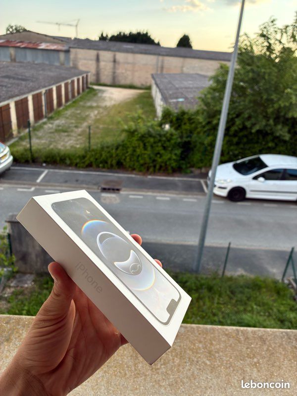 IPhone 16e (image 4)