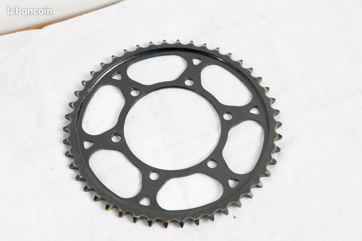 Couronne 46 dents PK 5621-46 pas 525 Triumph Street Triple 765 Daytona (image 1)