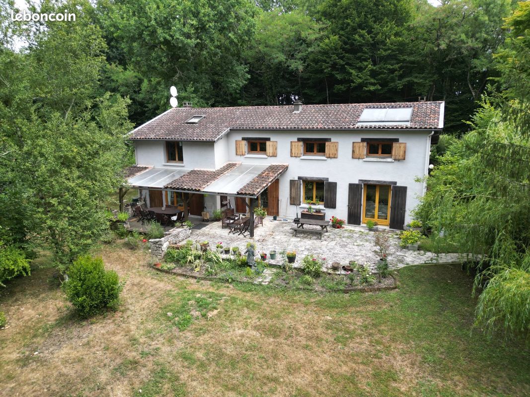 Maison 15 pièces 323 m² · à Jonzac · 323 m² · 420 000 €