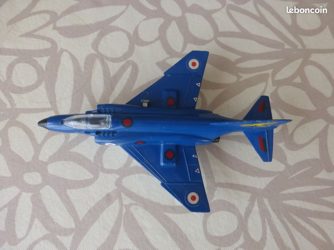 Dinky Toys avion 725 F-4k Phantom II Chasseur Royal Navy Meccano GB + Bombe Chasseur de la Royal Navy, proposé de 1972 à 1977, fini en bleu. Le train d'atterrissage est rétractable (image 5)