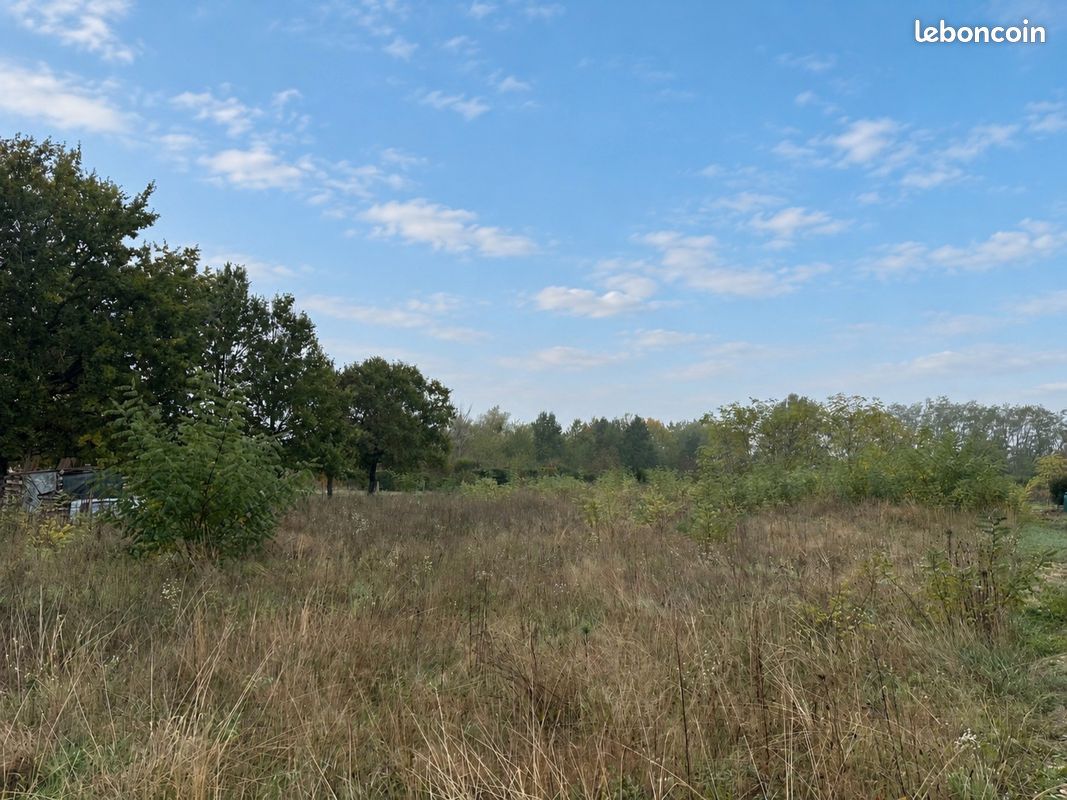 Terrain 600 m² · à Saint-Denis-de-l'Hôtel · 88 800 €