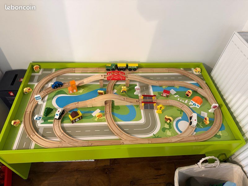 Table de jeu Petit train en bois (image 1)