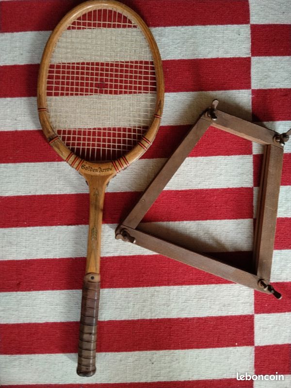 Ancienne Raquette De Tennis En Bois Rétro Sur Fond Isolé Avec Balle De