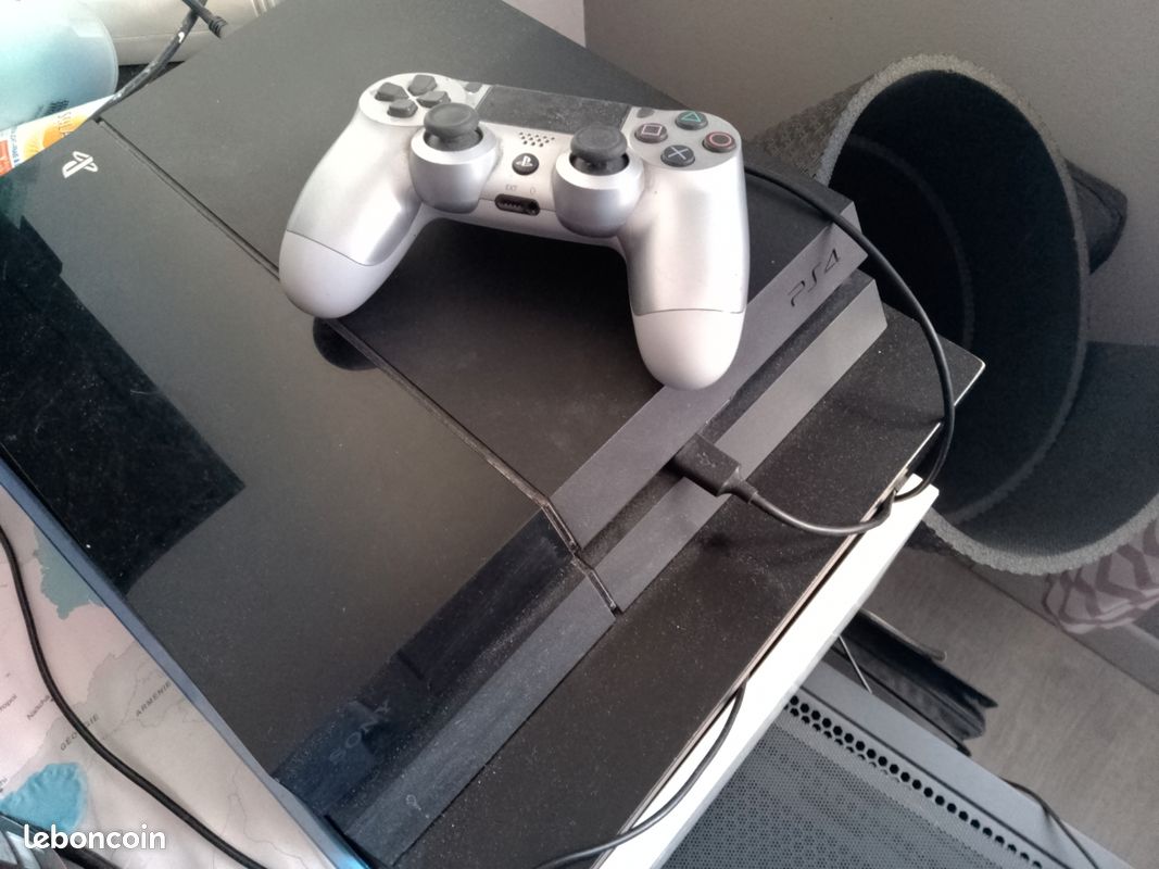 Console PS4 avec une manette bon état (image 1)