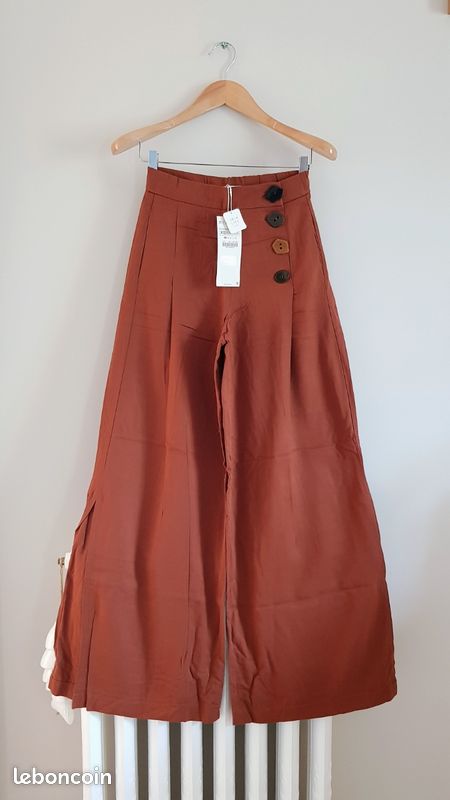 Cette robe longue et fluide Zara nous sculpte une taille de guêpe